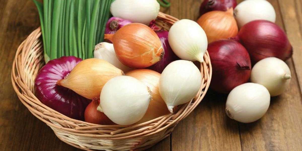 What advantages do red onions have for fitness and wellbeing?