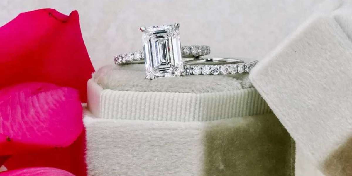 Exploring the mysterious charms of Emerald Cut Diamond Rings
