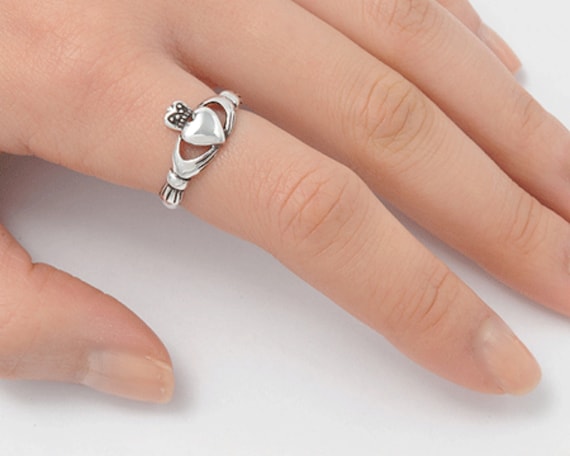 How to wear a claddagh ring | Glam Coutur