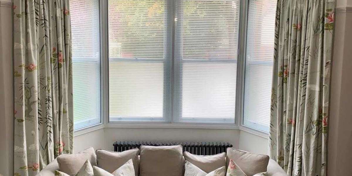 How do I choose curtains for a living room in Dubai?