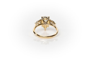 Radiate Elegance with Pear-Shaped Diamond Engagement Rings - JustPaste.it